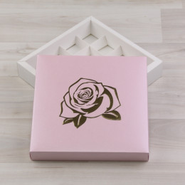 Коробка Паллена 16 конфет, розовый, с рельефным тиснением "Роза" золотом