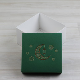 Коробка Атлас белый крышка зеленый с тиснением 