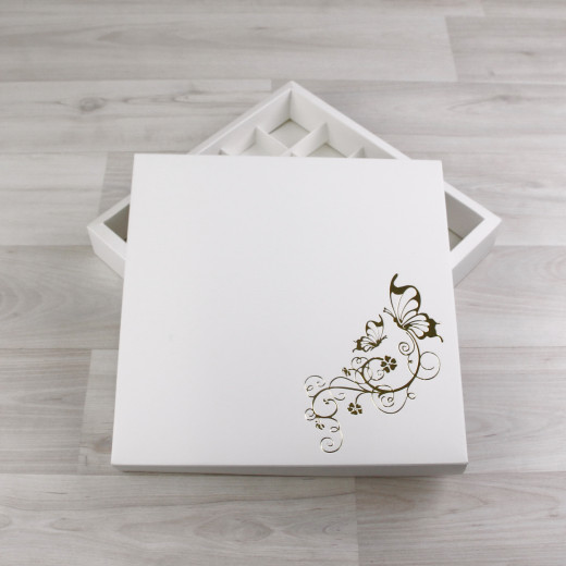 Коробка Элара 25 белый с тиснением 