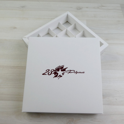 Коробка Элара 16 белый с тиснением Звезда красный