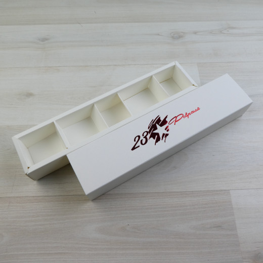 Коробка Этне 5 шубер белый с тиснением Звезда красный