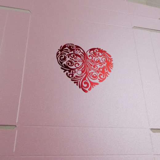 Коробка Паллена 9 розовый с тиснением "Сердце" красный